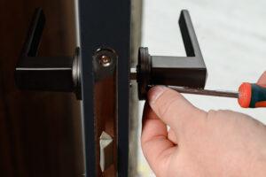 cambio di una serratura porta interna